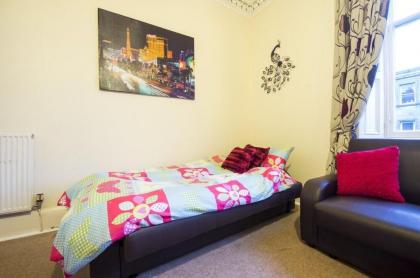 Morriosn Central Roomz Edinburgh - image 5