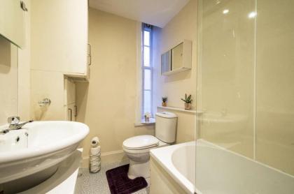 Morriosn Central Roomz Edinburgh - image 6