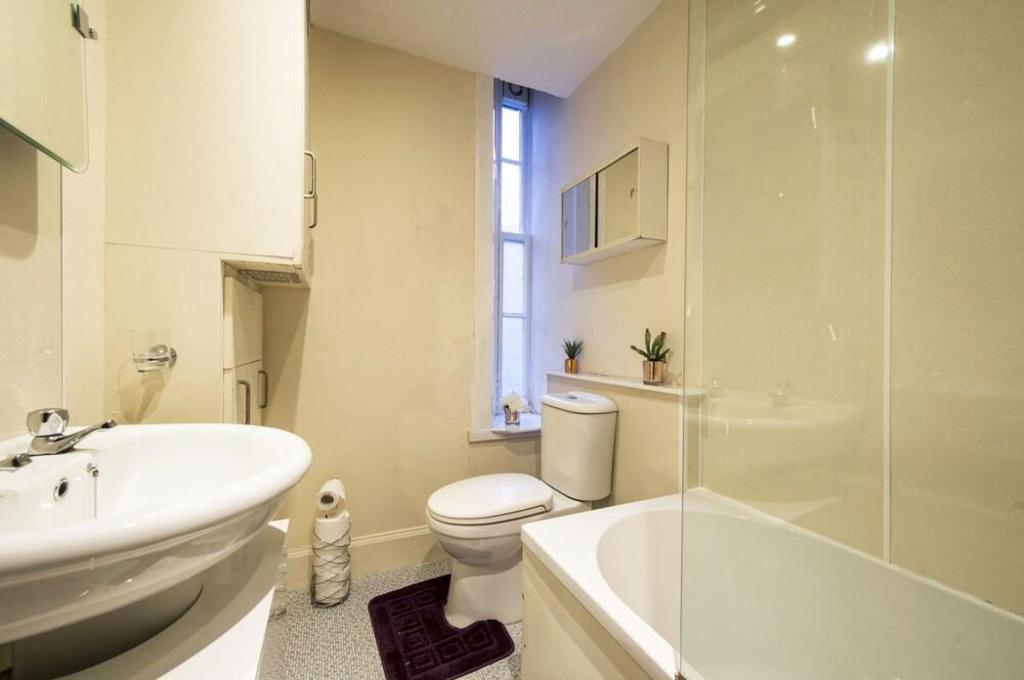 Morriosn Central Roomz Edinburgh - image 6