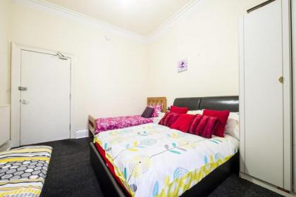 Morriosn Central Roomz Edinburgh - image 7