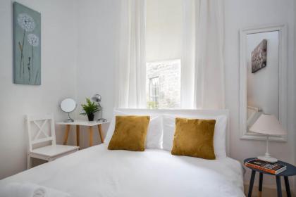 Stockbridge Two Bedroom Apartment - image 10