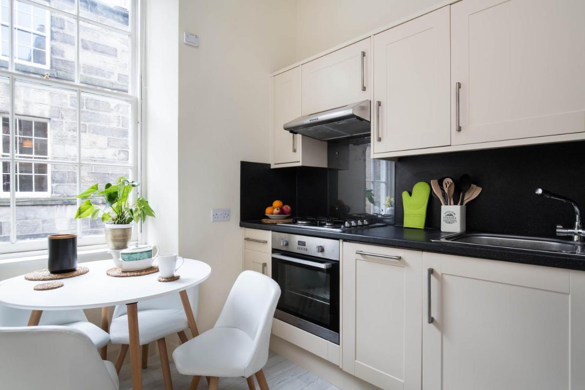 Stockbridge Two Bedroom Apartment - image 2