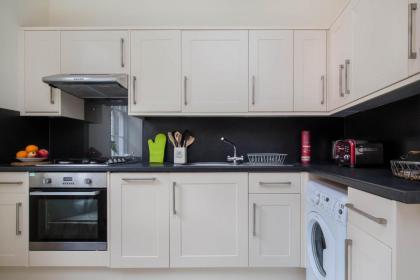 Stockbridge Two Bedroom Apartment - image 7