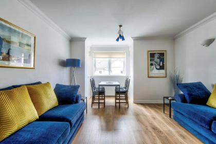 GuestReady - Stylish Apt w Parking near Edinburgh - image 10