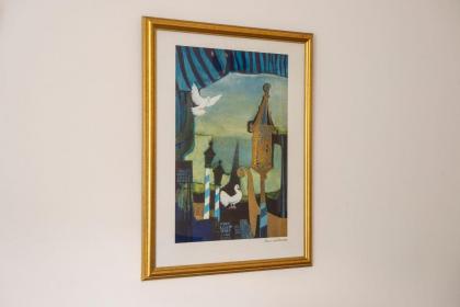 GuestReady - Stylish Apt w Parking near Edinburgh - image 11