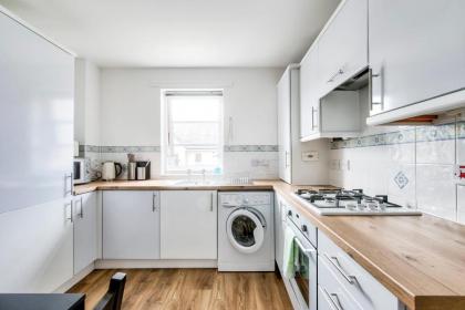 GuestReady - Stylish Apt w Parking near Edinburgh - image 14