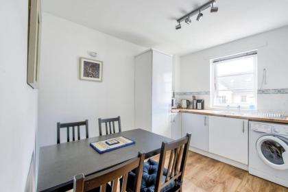 GuestReady - Stylish Apt w Parking near Edinburgh - image 15