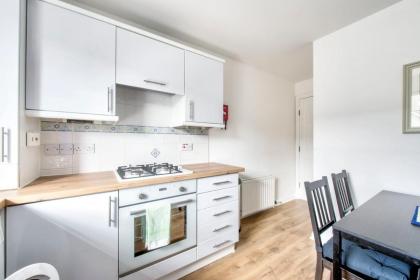 GuestReady - Stylish Apt w Parking near Edinburgh - image 16