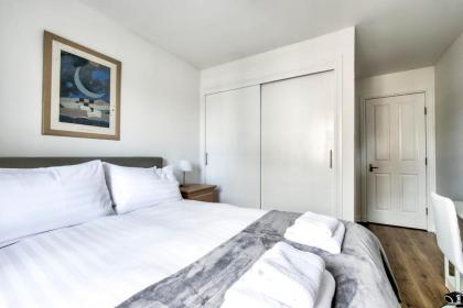 GuestReady - Stylish Apt w Parking near Edinburgh - image 2