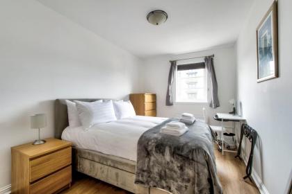 GuestReady - Stylish Apt w Parking near Edinburgh - image 20