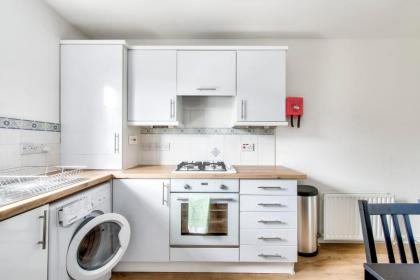 GuestReady - Stylish Apt w Parking near Edinburgh - image 3