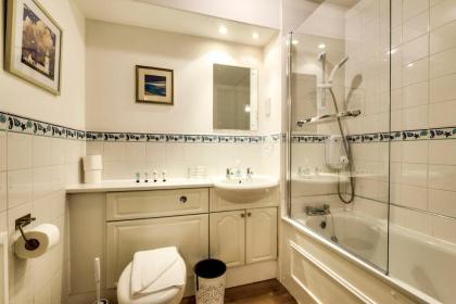 GuestReady - Stylish Apt w Parking near Edinburgh - image 4