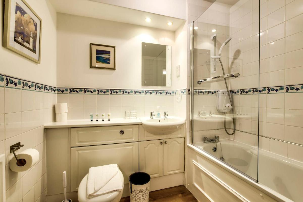 GuestReady - Stylish Apt w Parking near Edinburgh - image 4
