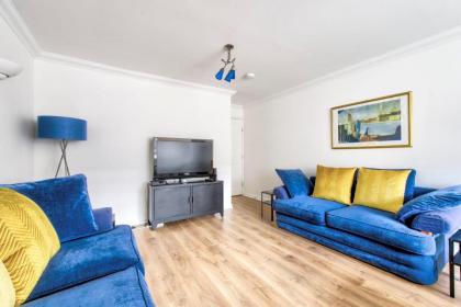 GuestReady - Stylish Apt w Parking near Edinburgh - image 8