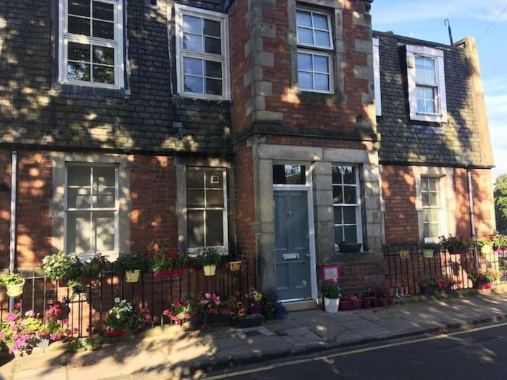 Beautiful Scandi-Inspired one bed in Stockbridge - main image