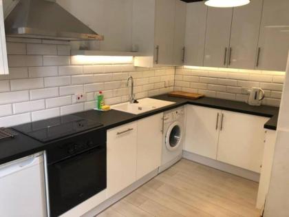 Beautiful Scandi-Inspired one bed in Stockbridge - image 12