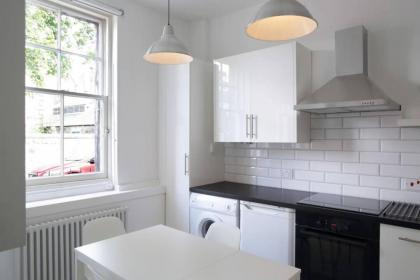 Beautiful Scandi-Inspired one bed in Stockbridge - image 3