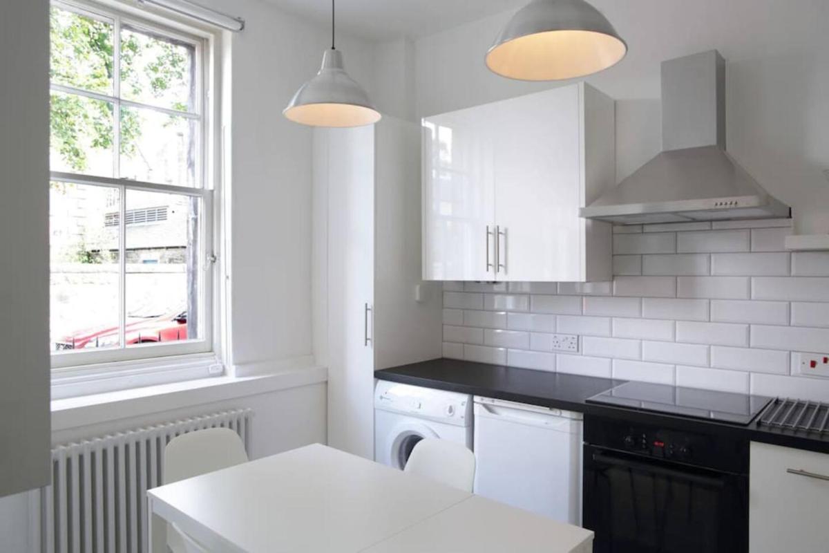 Beautiful Scandi-Inspired one bed in Stockbridge - image 3