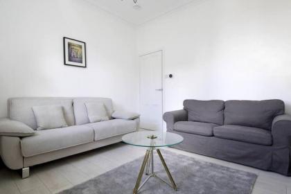 Beautiful Scandi-Inspired one bed in Stockbridge - image 4