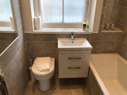 Beautiful Scandi-Inspired one bed in Stockbridge - image 6
