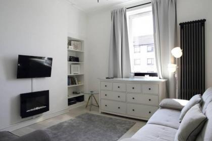 Beautiful Scandi-Inspired one bed in Stockbridge - image 8