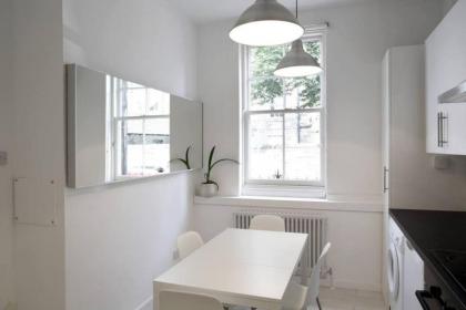 Beautiful Scandi-Inspired one bed in Stockbridge - image 9