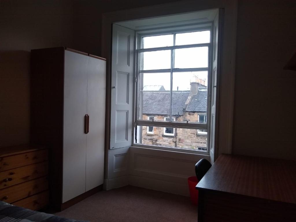 Lauriston Skylight Roomz - image 3