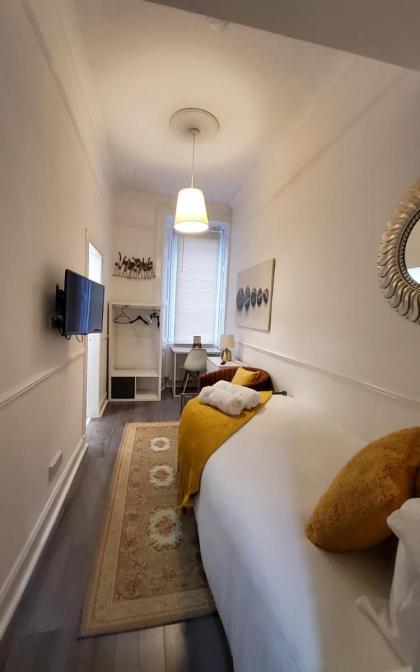 6 Separate beds 2 baths -Leith Spectacular Apartment - image 7
