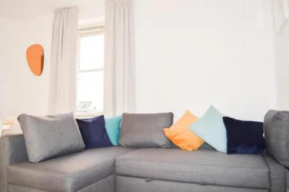 GuestReady - Calm and Central sleeps up to 6 - image 9