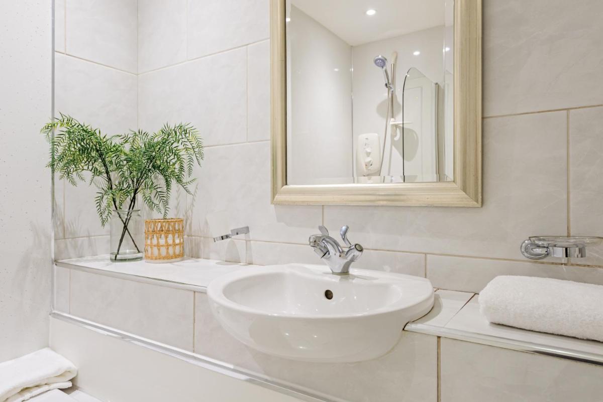 The West Bow View Apartment - image 4