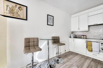 GuestReady - Bright & Airy 1BR Flat in the heart of Edinburgh - image 17