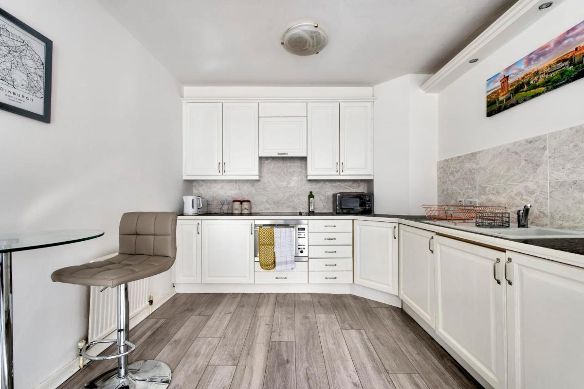 GuestReady - Bright & Airy 1BR Flat in the heart of Edinburgh - image 3