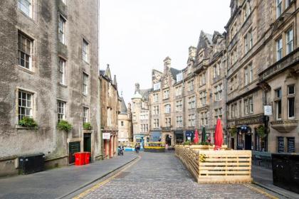 GuestReady - Bright & Airy 1BR Flat in the heart of Edinburgh - image 5