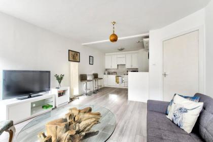 GuestReady - Bright & Airy 1BR Flat in the heart of Edinburgh - image 9