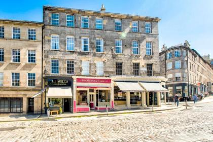 GuestReady - Beautiful New Town Studio with Patio - image 26