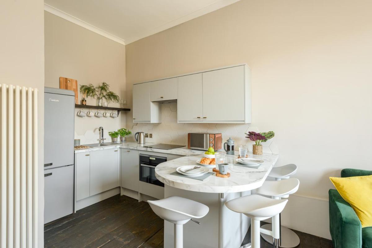 Spacious 2BR Leith Apartment - image 2
