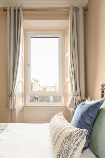 Spacious 2BR Leith Apartment - image 9