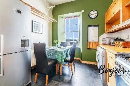 New Town 3BR-1BA St. James Centre - Free Parking - image 4