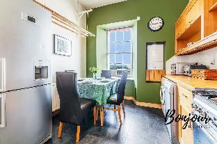 New Town 3BR-1BA St. James Centre - Free Parking - image 4