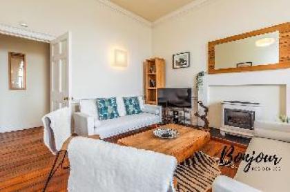 New Town 3BR-1BA St. James Centre - Free Parking - image 5