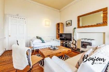 New Town 3BR-1BA St. James Centre - Free Parking - image 7