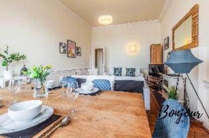New Town 3BR-1BA St. James Centre - Free Parking - image 9