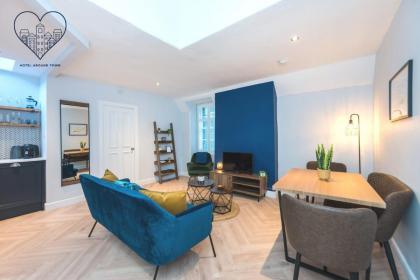 Quiet central 2 bedroom Royal Mile gem