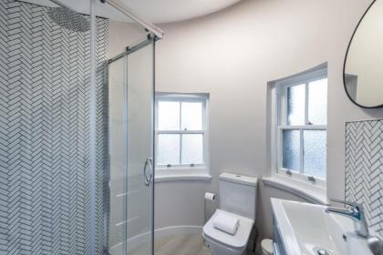 Quiet central 2 bedroom Royal Mile gem - image 18