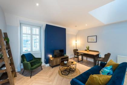 Quiet central 2 bedroom Royal Mile gem - image 2