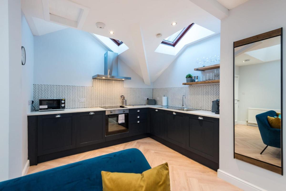 Quiet central 2 bedroom Royal Mile gem - image 4
