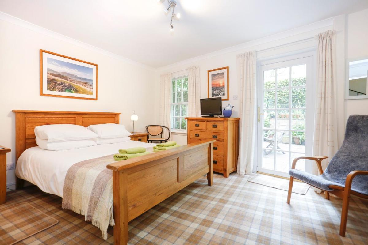 Edinburgh Mews Apartment - image 2