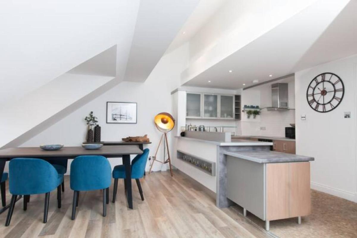 Edinburgh Deluxe Duplex with Garage - main image