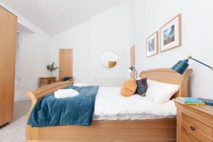 Edinburgh Deluxe Duplex with Garage - image 12