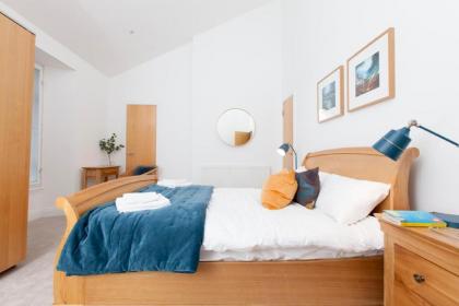 Edinburgh Deluxe Duplex with Garage - image 13